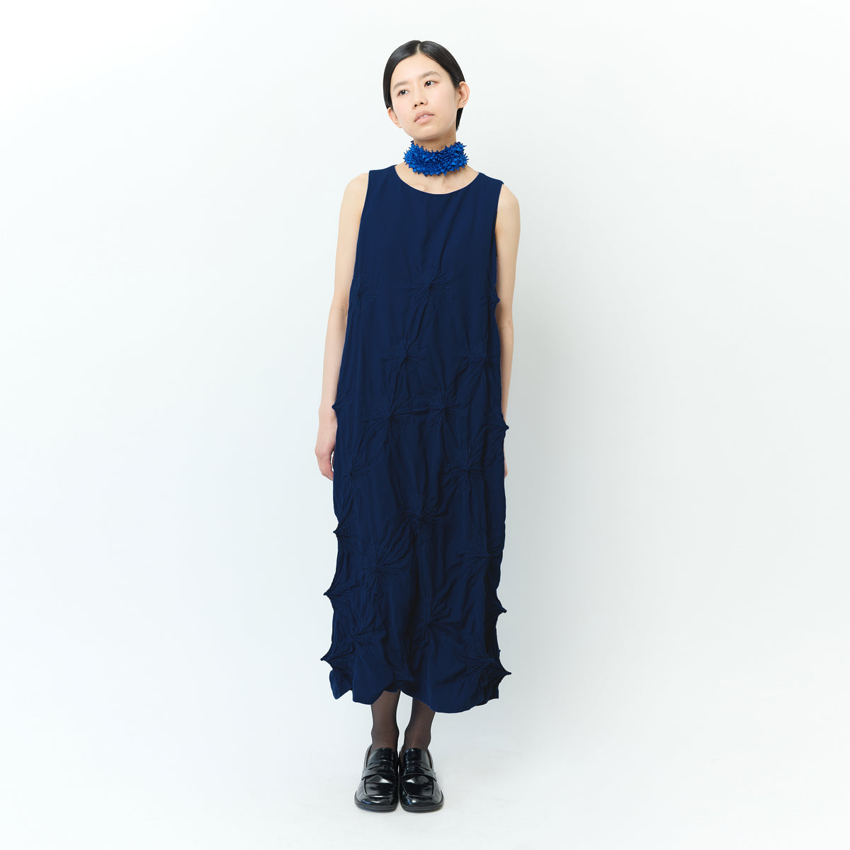 巻き上げ絞りのスリーブレスドレス アムンゼン