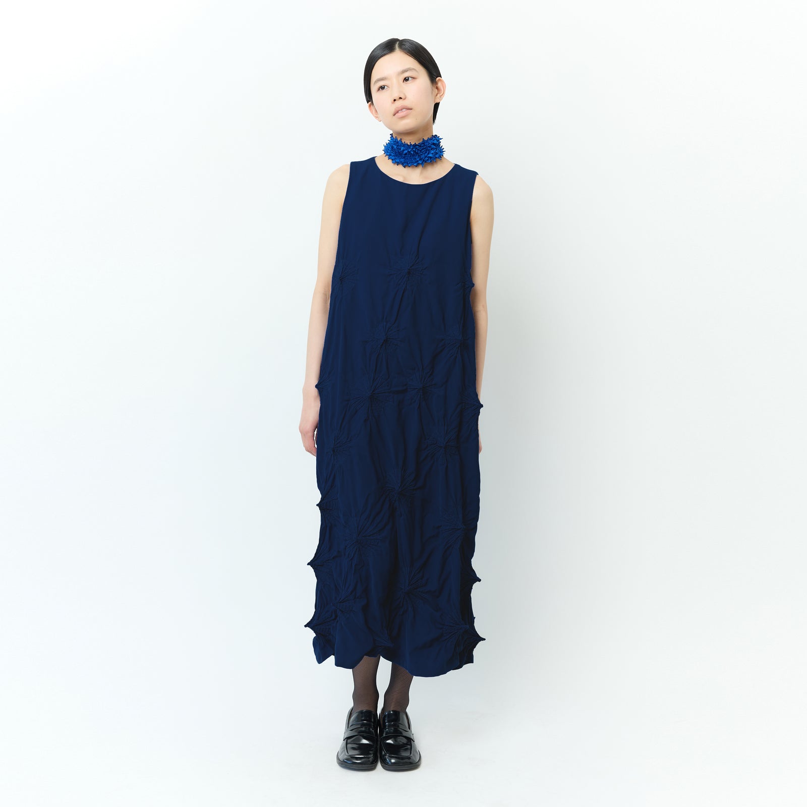 巻き上げ絞りのスリーブレスドレス アムンゼン
