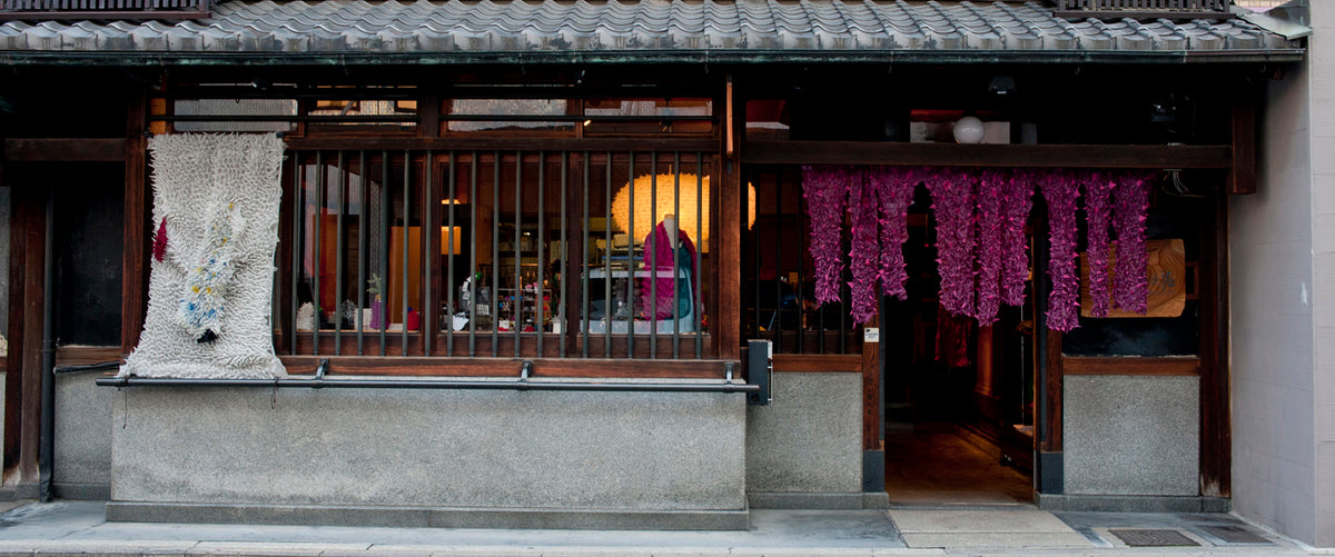 片山文三郎商店 絞り ハンドバッグ グレーBUNZABURO 京都 モード 和装 片山文三郎商店さんの、お洒落な絞りのバッグ。 : きもの 鶴のブログ