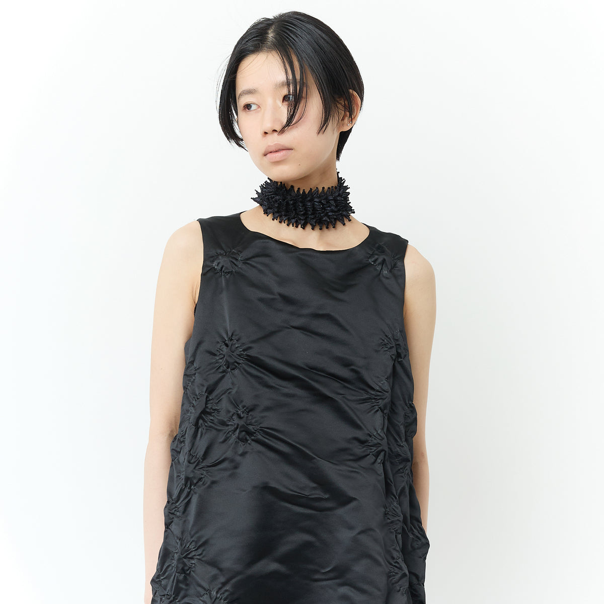 Sleeveless dress with poco poco pattern