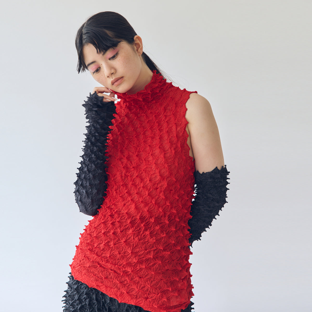 Spiky Shibori Sleeveless Turtleneck Top - Solid Color