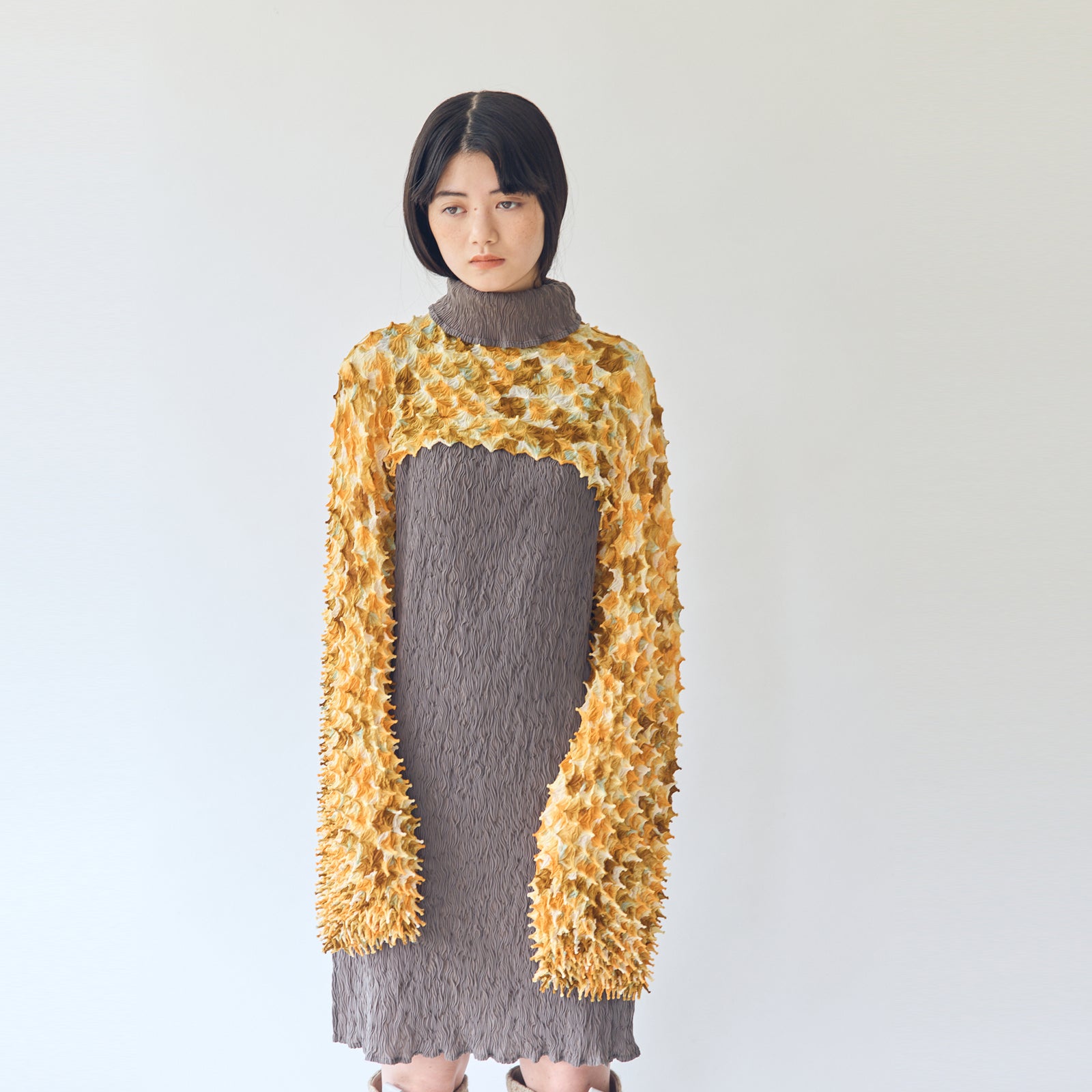 ツンツンのベルスリーブ スーパークロップドトップス シフォン/ムラ染め